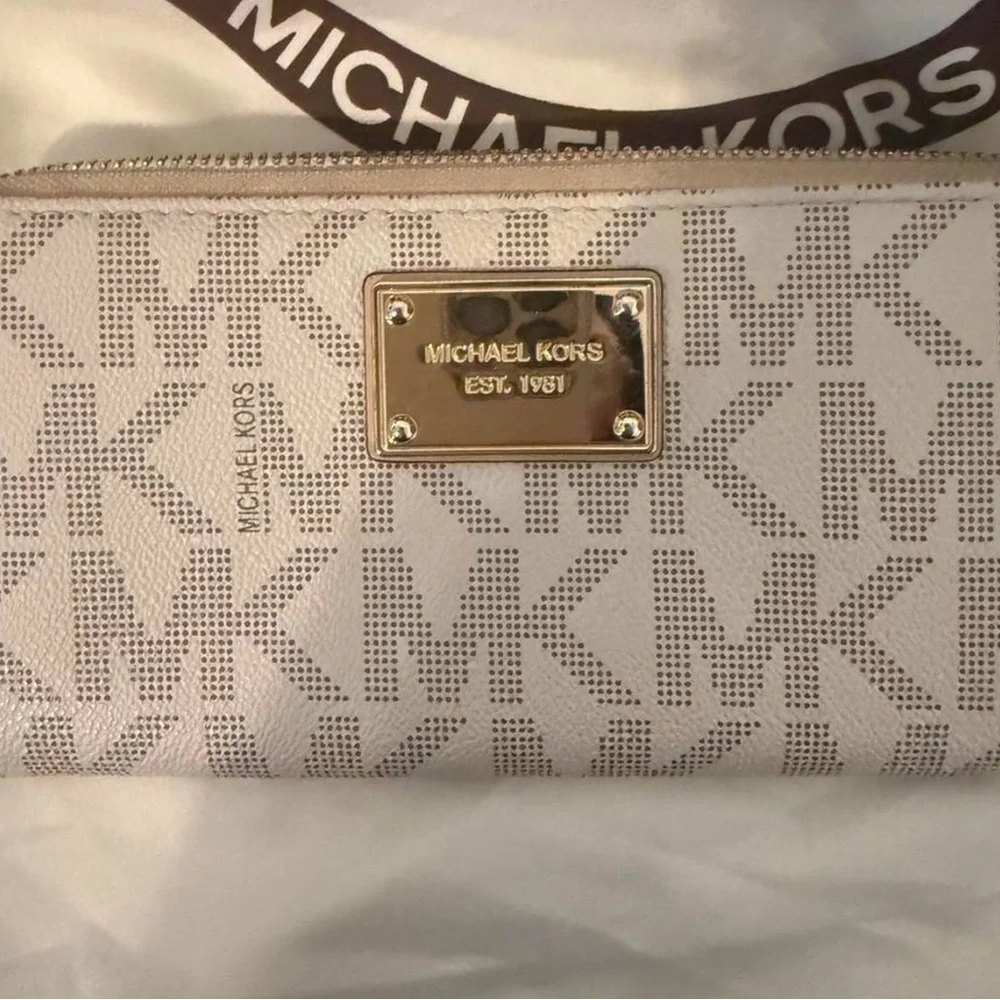 Michael Kors Jet Set Beige Wallet ( Matches Purse )
